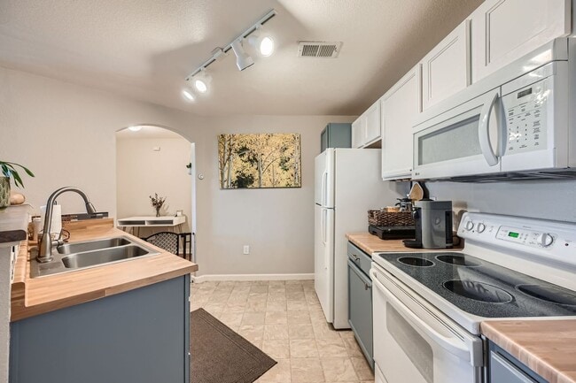Building Photo - 1 bed 1 bath w/ near DIA! $500 MOVE IN SPECIAL