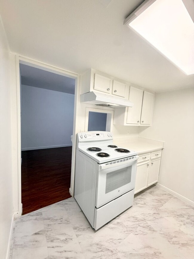 Building Photo - Modern 2/2.5/1 Townhome Across From The Me...