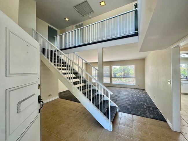 Building Photo - 4 Bedroom Home 3 Car Garage with Fenced Ya...