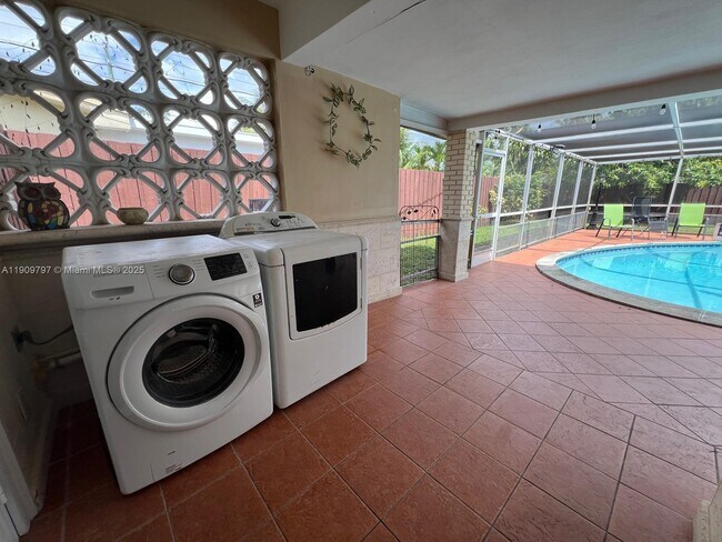 Building Photo - 2001 N 41st Ave