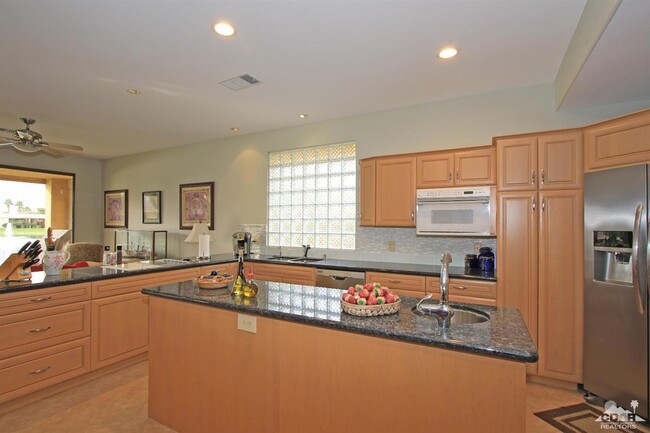 Building Photo - 77955 Lago Dr