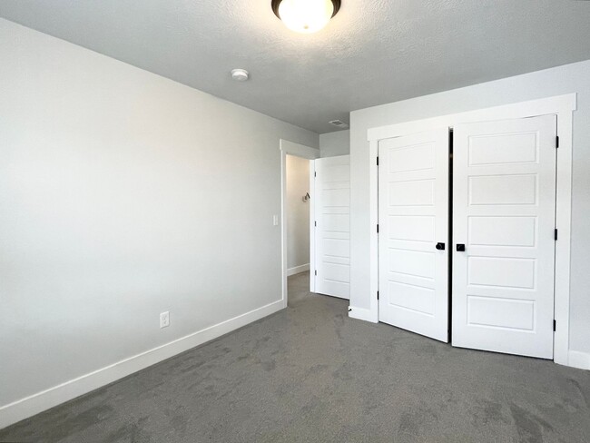 Building Photo - Awesome Corner Townhome at Mountain Ridge!