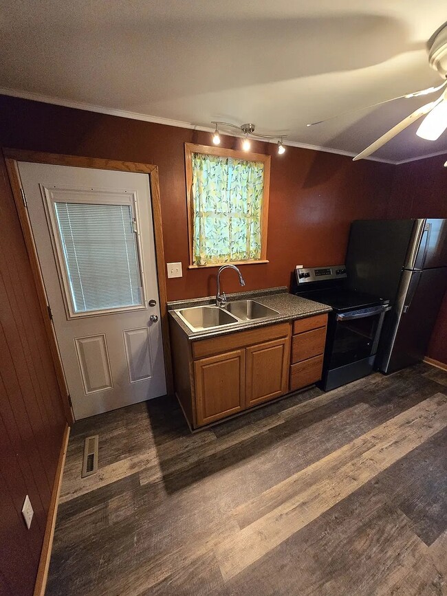 Building Photo - 992 W Pike St