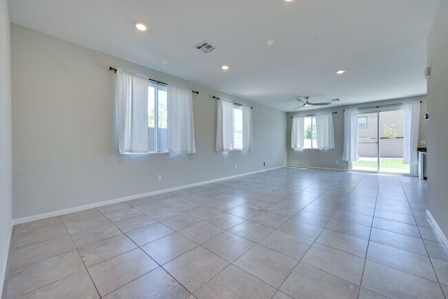 Building Photo - NW!! Solar!!  Gated!!  Bed and bath downst...