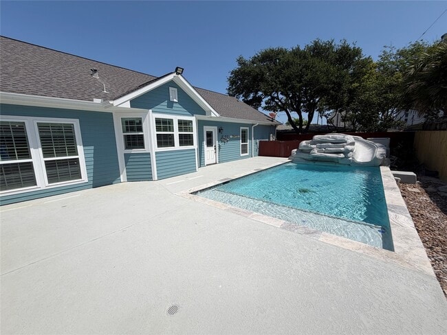 Building Photo - 5525 Swan Dr