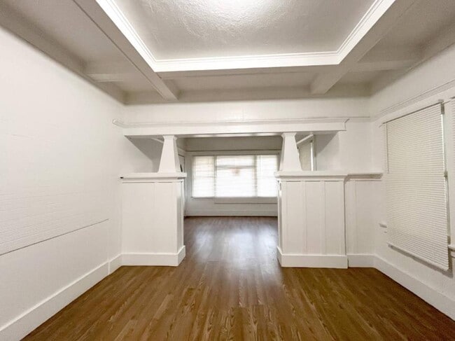 Building Photo - 2.0 bedroom in Los Angeles California 90037