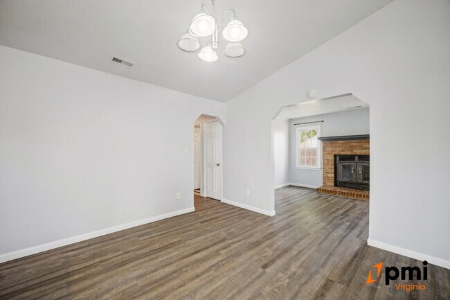 Building Photo - 3 BEDROOM 2 BATH W/GARAGE IN VIRGINIA BEACH PETS ALLOWED