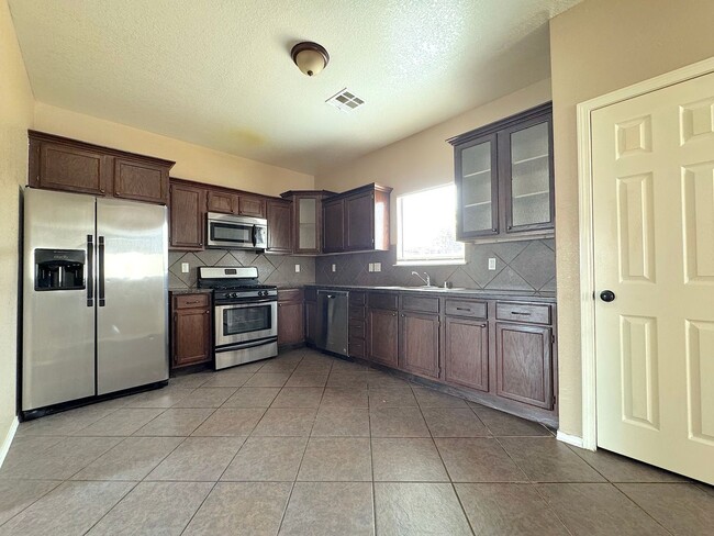 Building Photo - Sandstone Ranch Estates 3 Bed Refrig A/C!