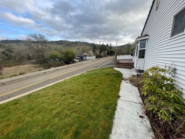 Building Photo - Large 3 bed 2 bath house