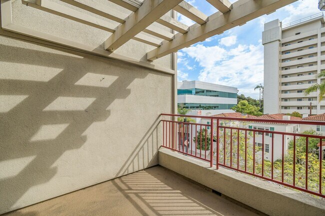 Building Photo - Penthouse 1BR + Loft w/ Bonus Room | 2 Baths | Laundry | 2 Parking | Walk to Balboa Park