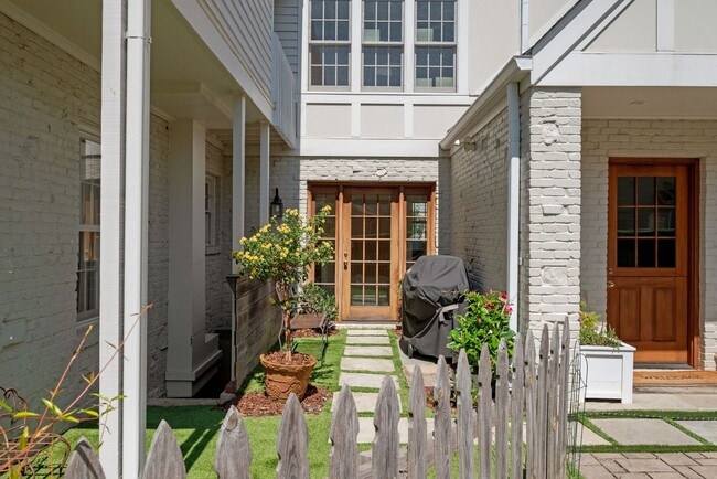 Building Photo - Luxury unfurnished 4BR/4.5BA Tudor in Belle Meade Links.