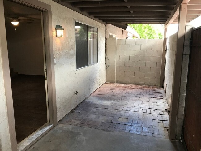 Building Photo - 2 bed 1.5 townhouse Scottsdale