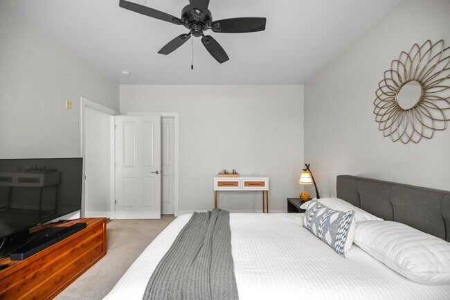 Building Photo - 1905 N Water St