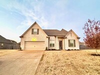 Building Photo - Now Leasing a 4-bedroom 3 bath home on Oak...