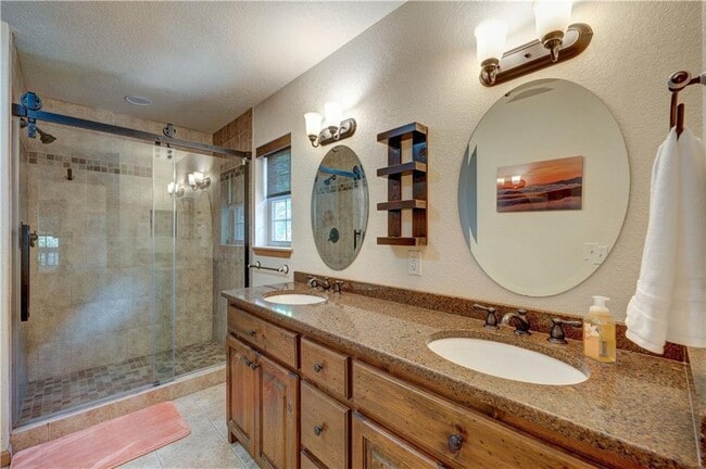 Building Photo - 495 Chicory Dr E