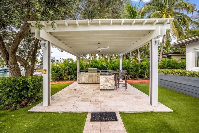 Building Photo - 950 S Shore Dr