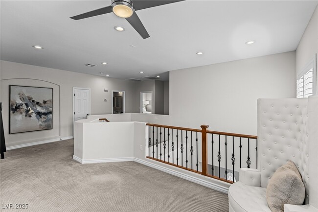 Building Photo - 275 Spectacular St