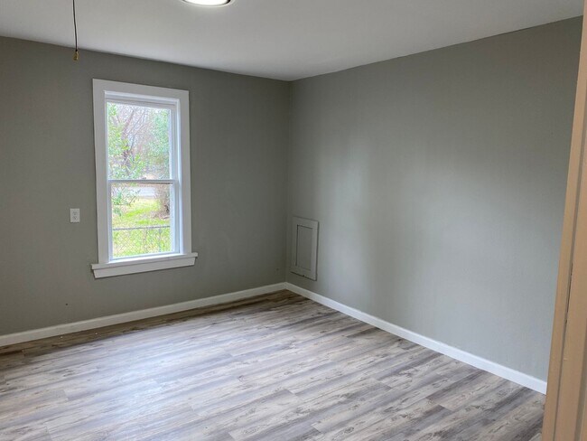 Building Photo - 1/2 off First Month's Rent plus $50 Amazon...