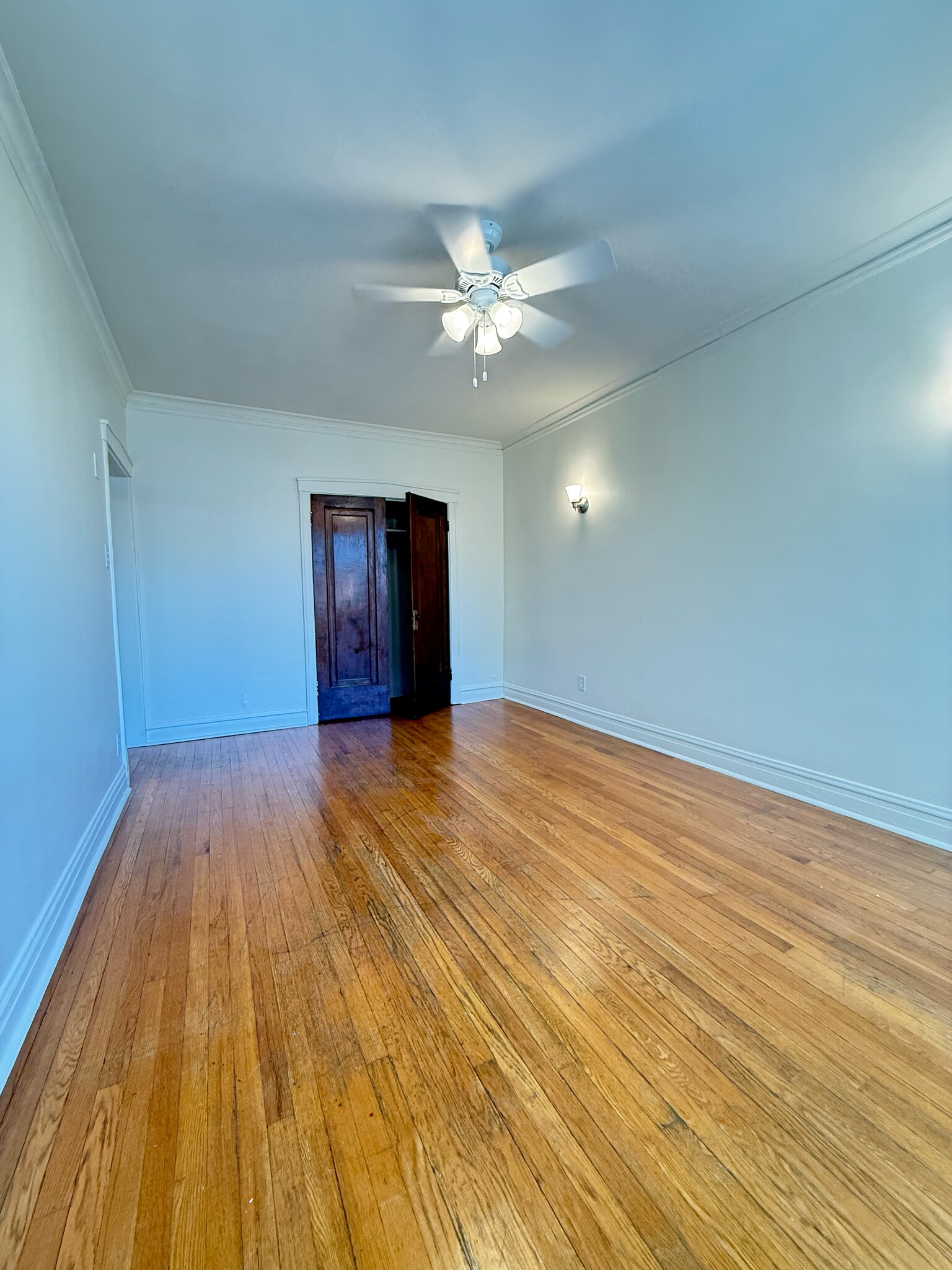 Building Photo - 3235 W Dickens Ave