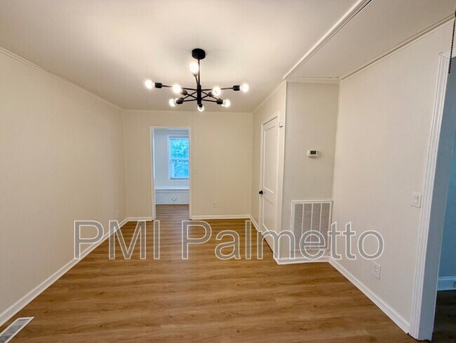 Building Photo - 725 Brooks Ave