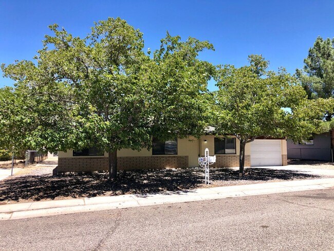 Building Photo - Cute 3 Bedroom Home near Hualapai Mt. School.