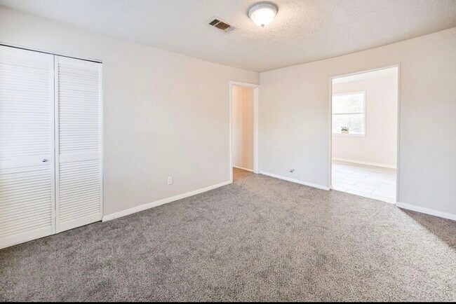 Building Photo - 9306 Chesterfield Dr