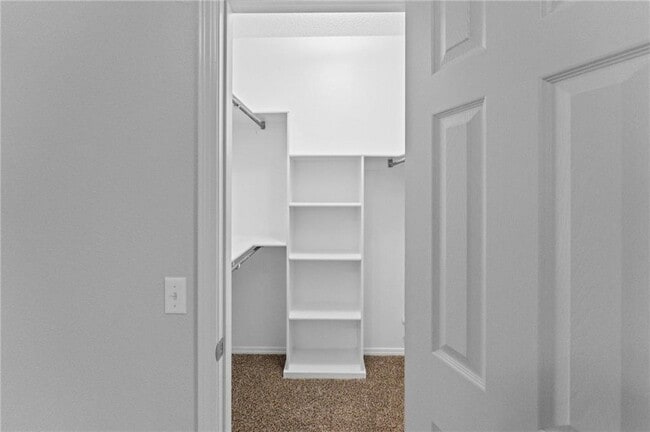 Building Photo - 1552 S Tally Ho Dr