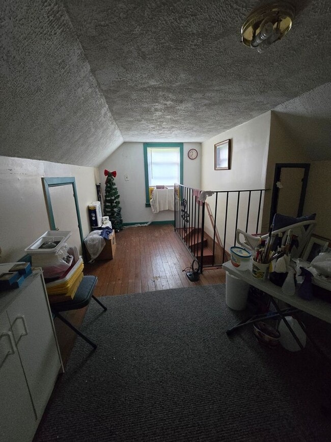 Building Photo - Cozy Home