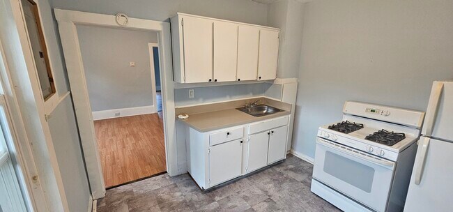 Building Photo - 38 River St