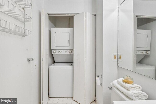 Building Photo - 315 New St