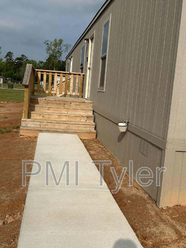 Building Photo - 160 Maple Grove St