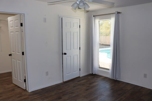 Building Photo - 5 Bedroom, 2 Bathroom