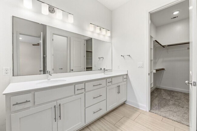 Building Photo - 5209 Mandevilla Dr