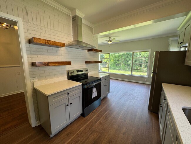 Building Photo - Renovated 3/2.5 House with bonus room in South Rome- $1,795