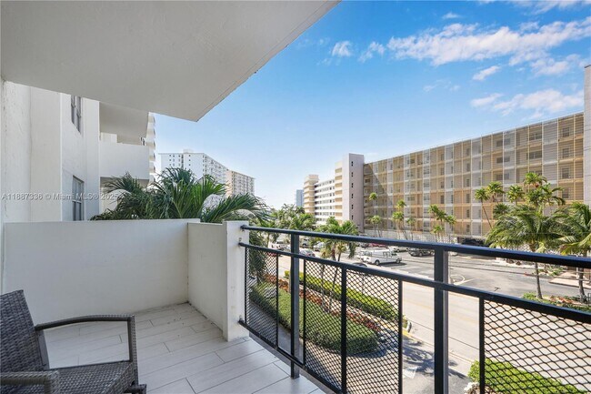 Building Photo - 401 Golden Isles Dr
