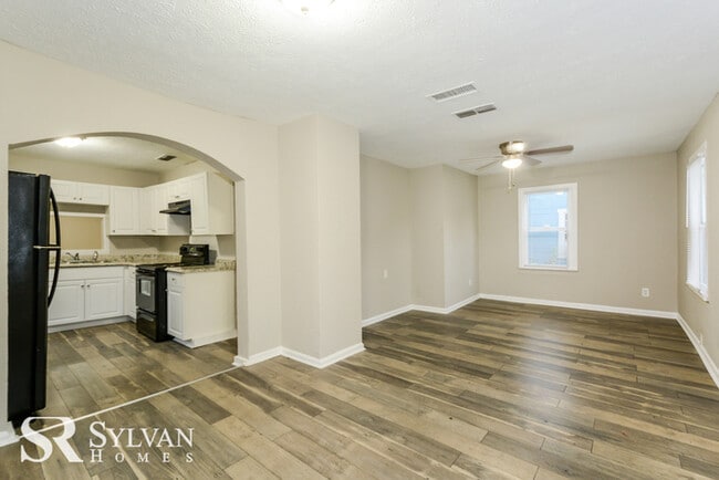 Building Photo - Cute, cozy and comfortable