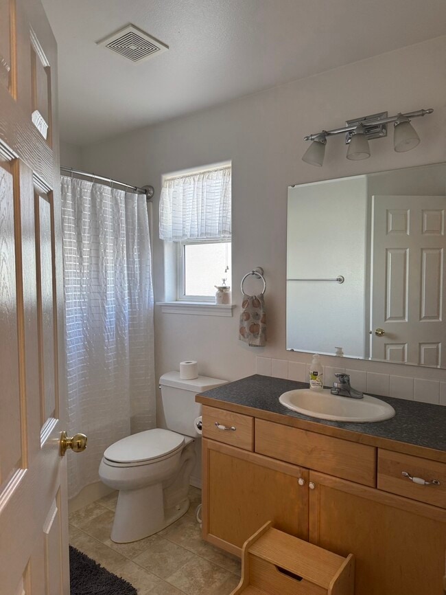 Building Photo - 1165 E 19th N St