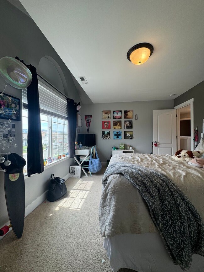 Building Photo - HUGE PET FRIENDLY Rental
