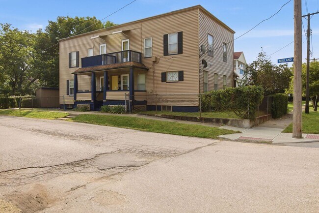 Building Photo - 689 Midland Ave