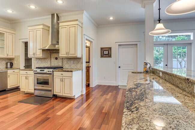 Building Photo - 166 21st Ave N