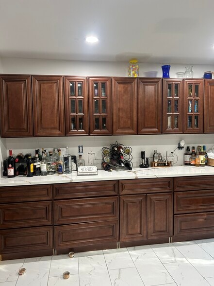 Kitchen Bar - 6610 Cottontail Ct