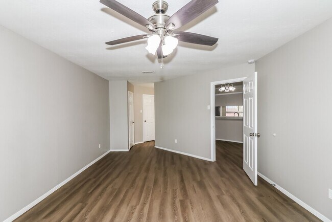 Building Photo - 2406 Heathergold Dr