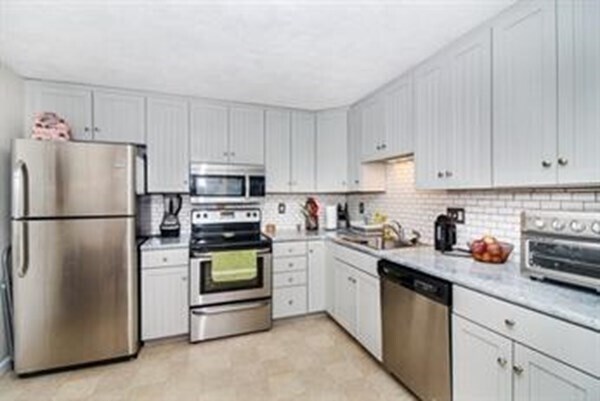 Building Photo - 126 Parker St