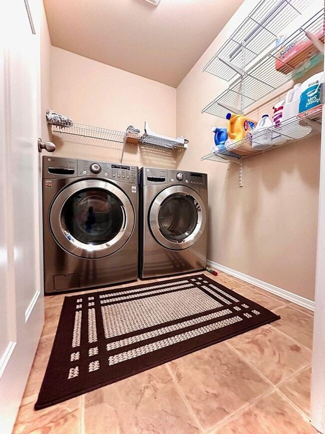 Building Photo - Beautiful 3 Bedroom Home on Greenbelt – Re...