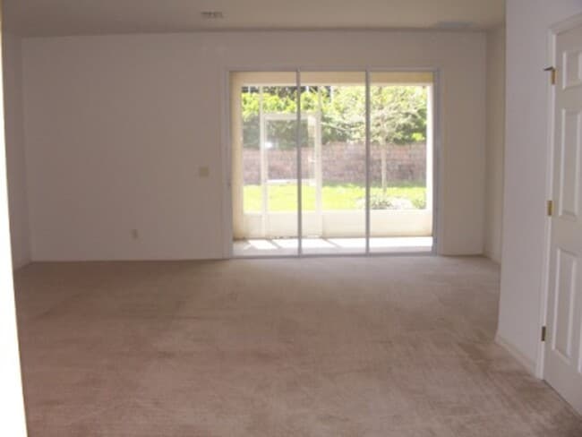 Building Photo - Brentwood Townhome with Social Membership