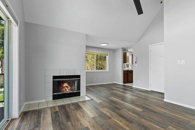 Building Photo - Beautifully Remodeled Top Floor Alki Condo with Views!