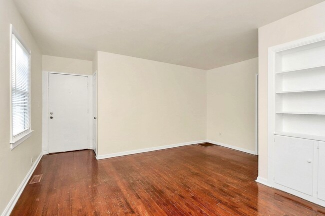 Building Photo - Cute 2 Bedroom Condo in Selwyn Village!