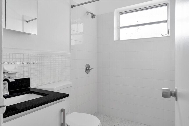 Building Photo - 644 SW 10th St