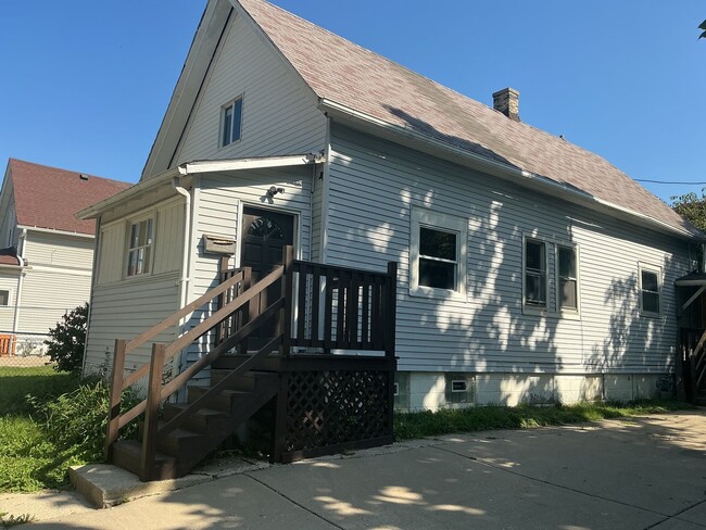 Building Photo - Spacious and Updated Single Family Home