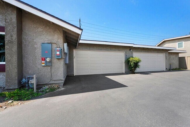Building Photo - 1605 Carmel Cir E